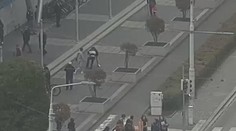 Dva chlapci úspěšně přemohli agresivního muže, který je chtěl napadnout