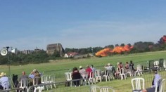 Stíhačka se při letecké show zřítila na dálnici. Nejméně 7 mrtvých