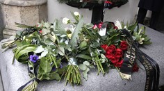 Dušičky a hroby slavných. Z Havlova hrobu bylo málem poutní místo