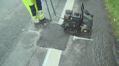 Zrychlení oprav silnic? Nový stroj opraví jeden výmol za pouhou hodinu