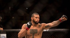 UFC potřebuje šampiona, který není furt v průseru, říká si o titul Santos