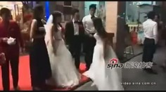 To jste ještě neviděli! Těhotná milenka vtrhla na svatbu a zmlátila nevěstu! VIDEO