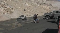 VIDEO: Nešika vyprošťuje auto z bláta