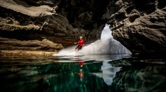 Po moři i jeskyněmi. Talent na wakeboardu projížděl kolem ostrova