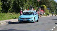 Vrchol Babadag není výzvou jen pro cyklisty. Kopec nezdolalo ani auto