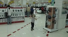 VIDEO: Rocker v obchoďáku