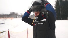 Ranní šok na Monínci. Po sjezdovce letěl závodní speciál