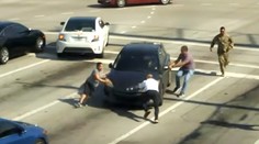 Drama na křižovatce. Řidička jela do protisměru, museli ji zastavit ručně