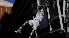 Pocta pro legendu Dallasu Mavericks. Před stadionem jí postavili sochu
