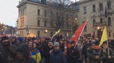 Chyběly roušky i rozestupy. V Praze se kvůli povinnému očkování sešly tisíce lidí
