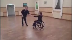 Sice je upoutaná k invalidnímu vozíku, ale podívejte se jak tančí!