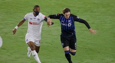 Honduraský fotbalista hrál Ligu mistrů v roušce! Chtěl ochránit rodinu