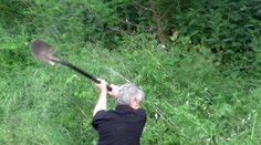 Rychtář to s křížem pro Ivetu myslí vážně: Už kope jámu u kolejí a sedá si na ně! VIDEO
