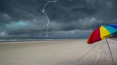 Na Jadran se žene silná bouře. Meteorologové varují před krupobitím a povodněmi