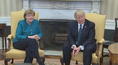 Trump a Merkelová: Svět řeší nepodání ruky. Do oka si nepadli