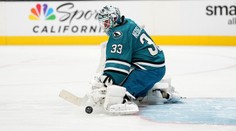 Šílené chyby brankáře potopily Sharks. Obejmeme ho a jdeme dále, hájí jej kouč