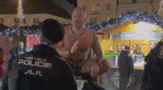 Muž v Plzni se obnažoval na ulici. Je demokracie, hájil se před strážníky