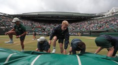 VIDEO: Parádní práce! Tak rychle se Wimbledon ukryje před deštěm