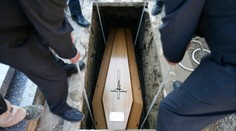 Ženu chtěli pohřbít, přitom ještě žila. Případ řeší policie
