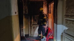 Požár zachvátil byt v Praze. Zemřel jeden člověk, hasiči evakuovali desítky lidí