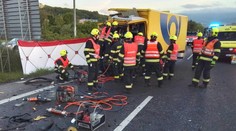 Vážná nehoda poštovního vozu u Teplic. Řidiče ze zničené kabiny museli vyprostit