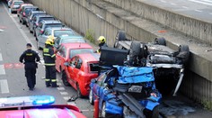 Kuriózní nehoda: Luxusní Audi skončilo na střeše jiných aut!