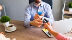 Koupili si voucher, firma ale zdražila. Právník řekl, kdy může chtít doplatek