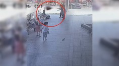Všimaví mladíci překazili loupež. Muž číhal s nabitou pistolí