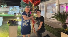 Mladík (19) se zasnoubil se stařenkou (76). Nejde o peníze, ale o lásku, hájí vztah