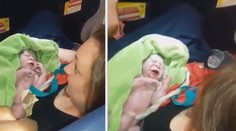 Kamera zachytila zrod nového života! Maminka porodila v letadle