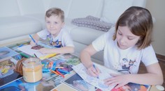 Děti malují obrázky, děkují zdravotníkům za náročnou práci
