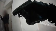 VIDEO: Strážníci načapali bytaře přímo při práci. Tasili pistole!