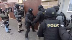 Policie rozprášila skupinu dealerů drog. Byla mezi nimi i úřednice