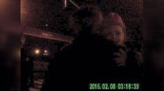 Ožrala vrávoral s holčičkou v náručí po ulici. Napadal strážníky