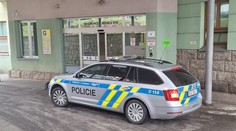 Do narození miminka zbývaly minuty. Rodící žena uvázla v koloně v Liberci