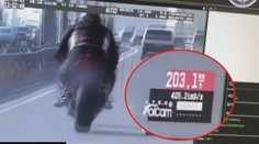 Motorkář frajeřil mezi auty na dálnici. Bohužel přímo před policejní hlídkou