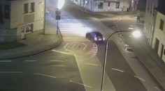 Muž měl driftovat na křižovatce uprostřed města na Jičínsku. Jízda skončila nehodou