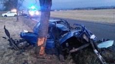Při nehodě zemřel mladý řidič (20). Spolujezdec (17) se vážně zranil