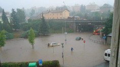Přívalový déšť zatopil centrum Rakovníka, z ulic byly řeky