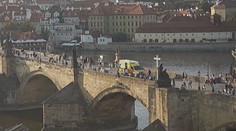 Potíže na Karlově mostě v Praze. Musela tam zasahovat záchranka