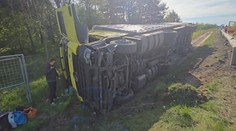 Na D1 havaroval kamion a skončil v příkopu. Vyprošťování trvalo celé dopoledne