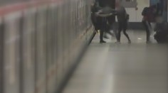 VIDEO: Surové napadení v metru. Muž během potyčky spadl do kolejiště