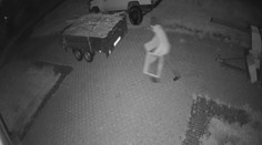Zloděj kradl části včelích úlů. Kamera ho zachytila přímo při činu