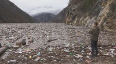 Řeka na Balkáně se změnila ve skládku. Ročně tam skončí 800 000 tun odpadu
