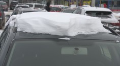 Zasněžené auto musíte očistit. Jinak hrozí vysoké pokuty