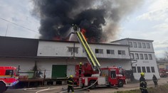 Masivní požár uprostřed Prahy. Hasiči vyhlásili 3. stupeň poplachu