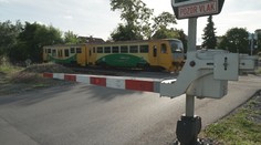 VIDEO: Kamion uvázl na kolejích. Řidič odtahovky mu zachránil život
