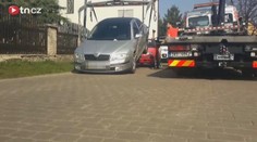 Drsné VIDEO, jak odtahovka ničí auto! A vrátí se vám pomačkané!