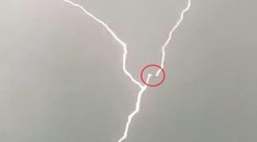 Letadlo přistávalo v bouřce, během vteřiny ho zasáhly tři blesky! VIDEO