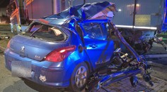 Auto po nárazu do kamionu skončilo zdemolované. Mladík v nemocnici zemřel